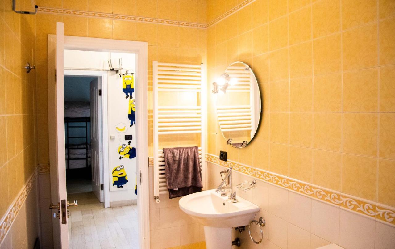 Blue Door Hostel Тирана Екстер'єр фото