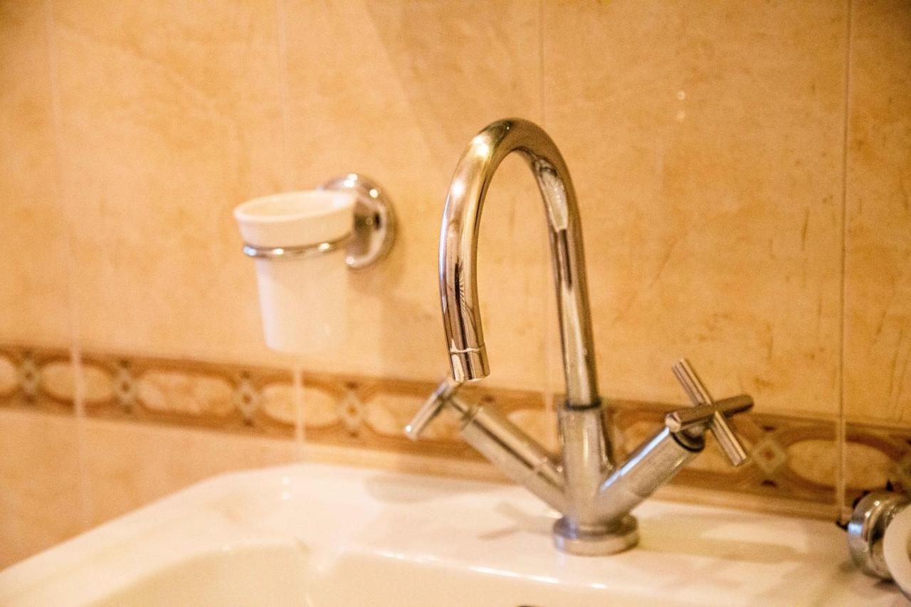 Blue Door Hostel Тирана Екстер'єр фото