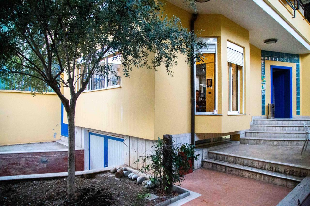 Blue Door Hostel Тирана Екстер'єр фото