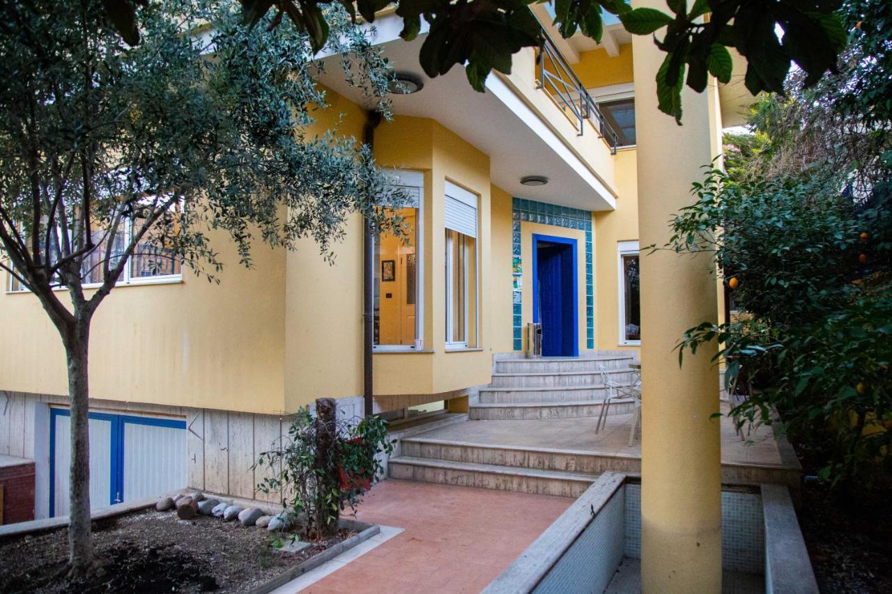 Blue Door Hostel Тирана Екстер'єр фото