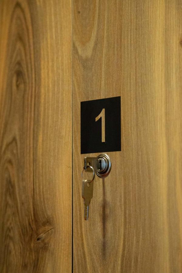 Blue Door Hostel Тирана Екстер'єр фото