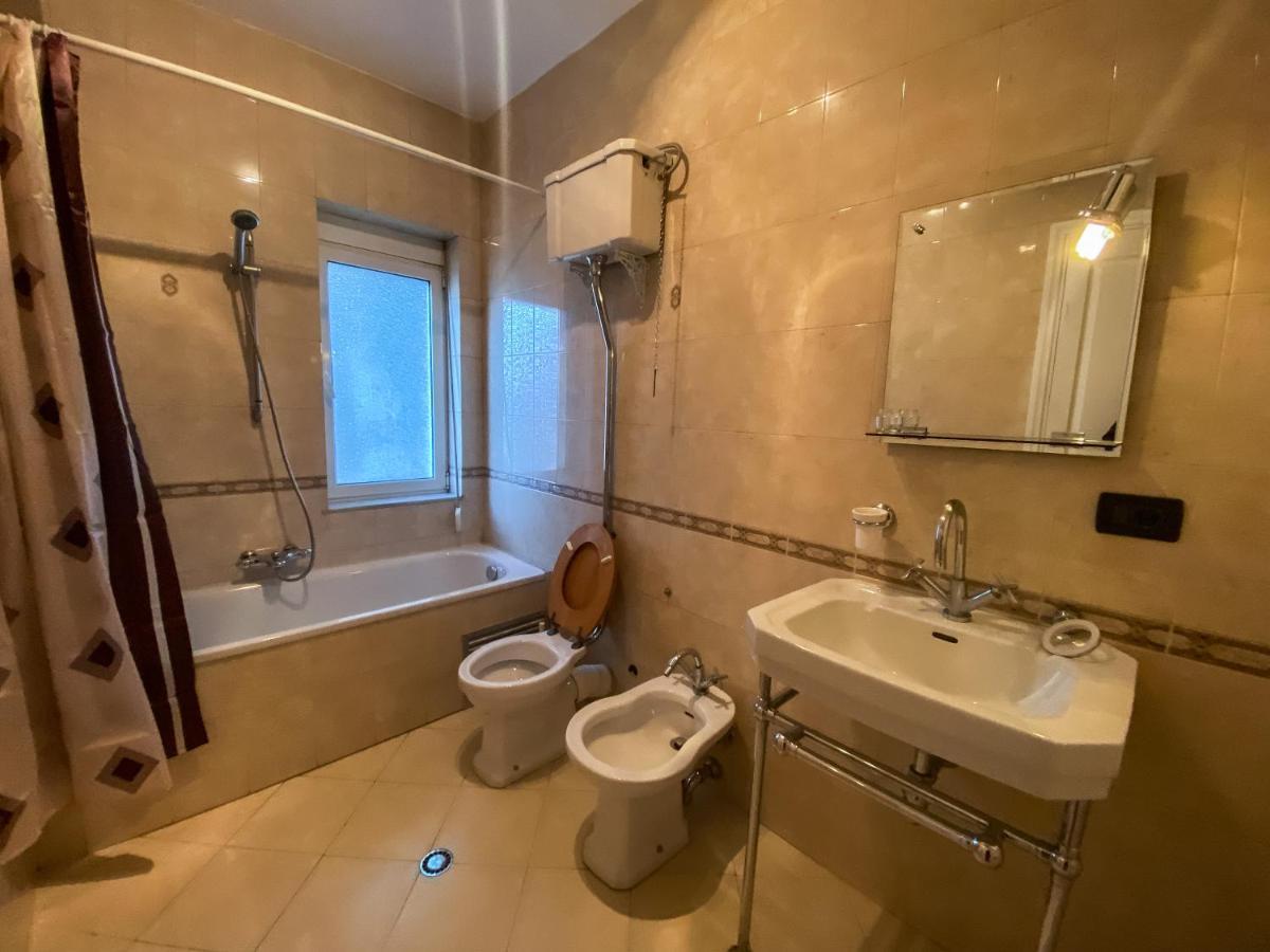Blue Door Hostel Тирана Екстер'єр фото