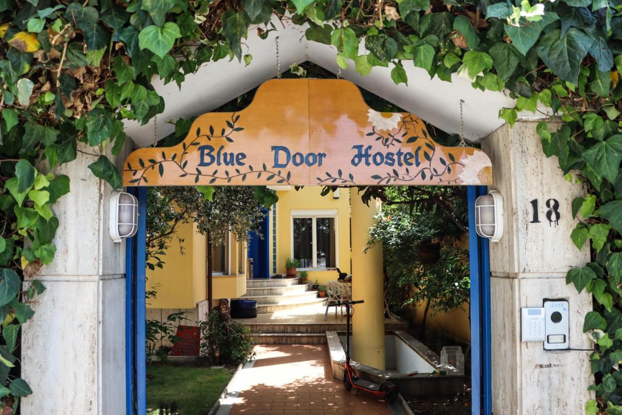 Blue Door Hostel Тирана Екстер'єр фото