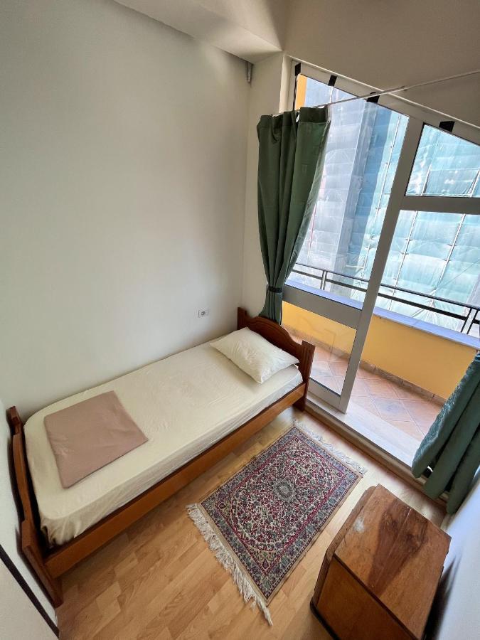 Blue Door Hostel Тирана Екстер'єр фото