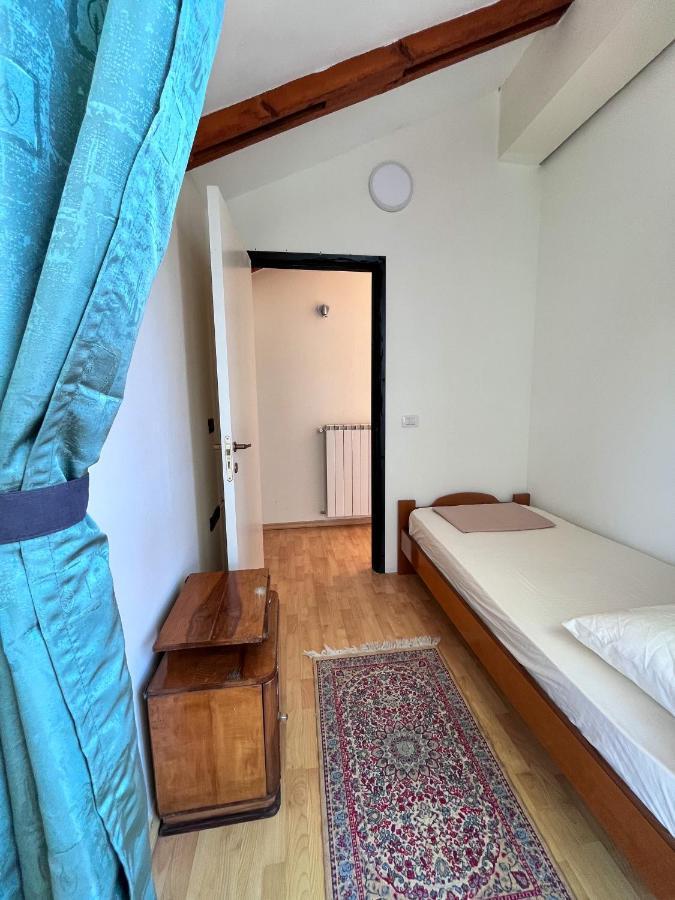Blue Door Hostel Тирана Екстер'єр фото
