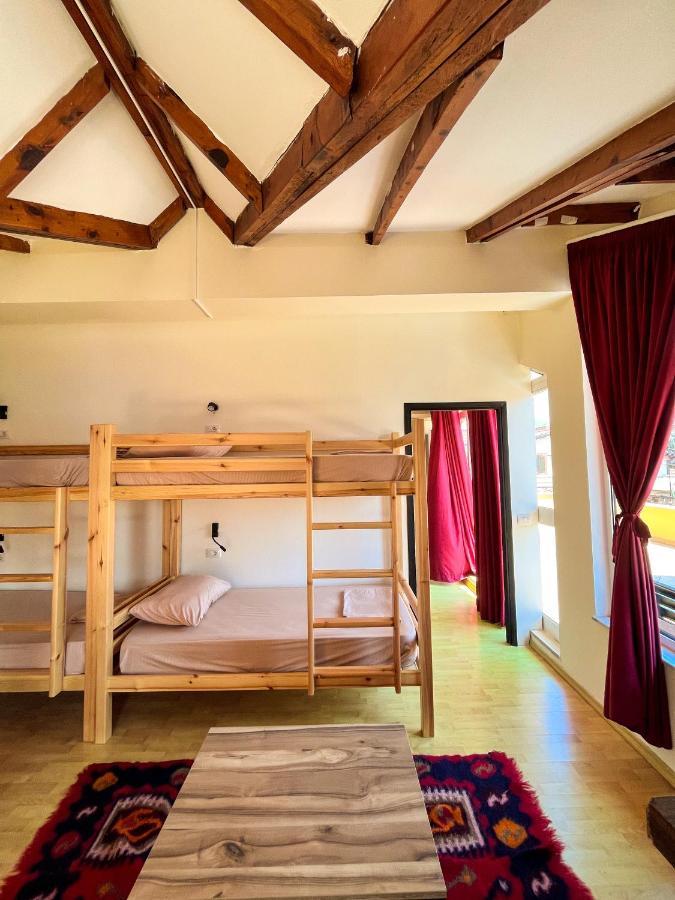 Blue Door Hostel Тирана Екстер'єр фото