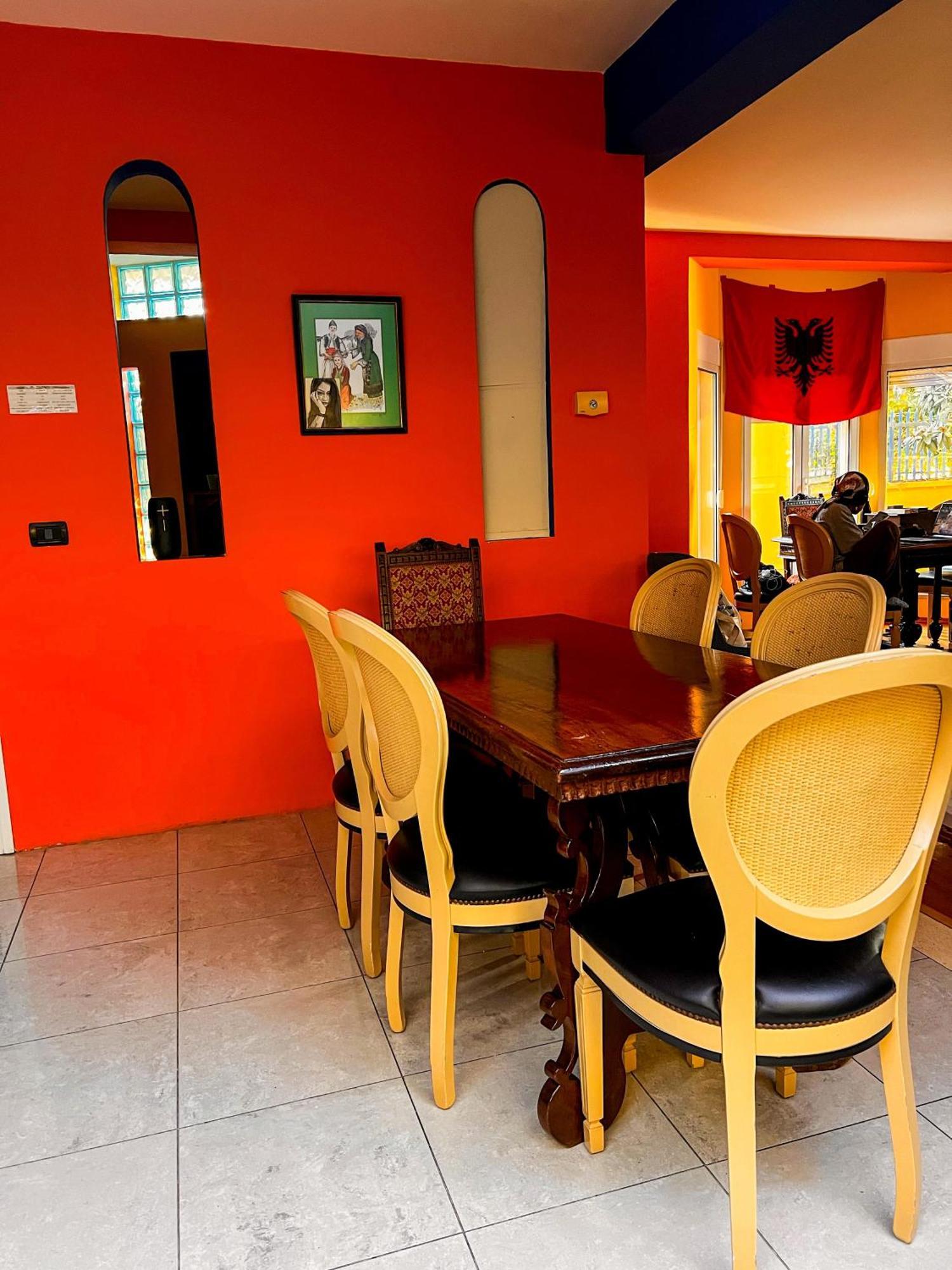 Blue Door Hostel Тирана Екстер'єр фото