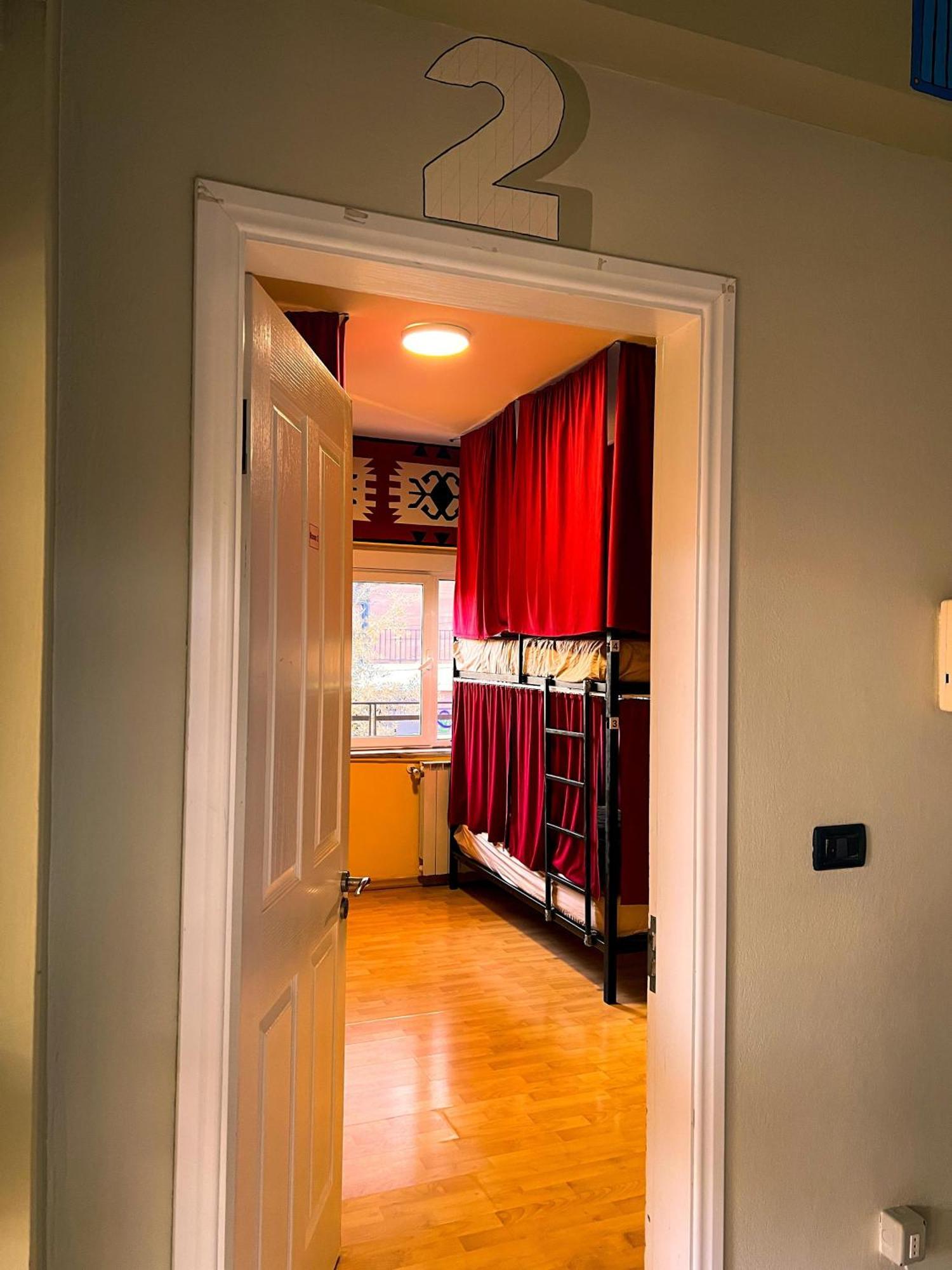Blue Door Hostel Тирана Екстер'єр фото