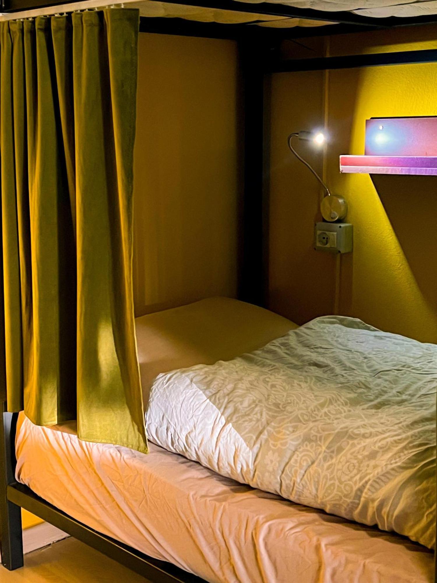 Blue Door Hostel Тирана Екстер'єр фото