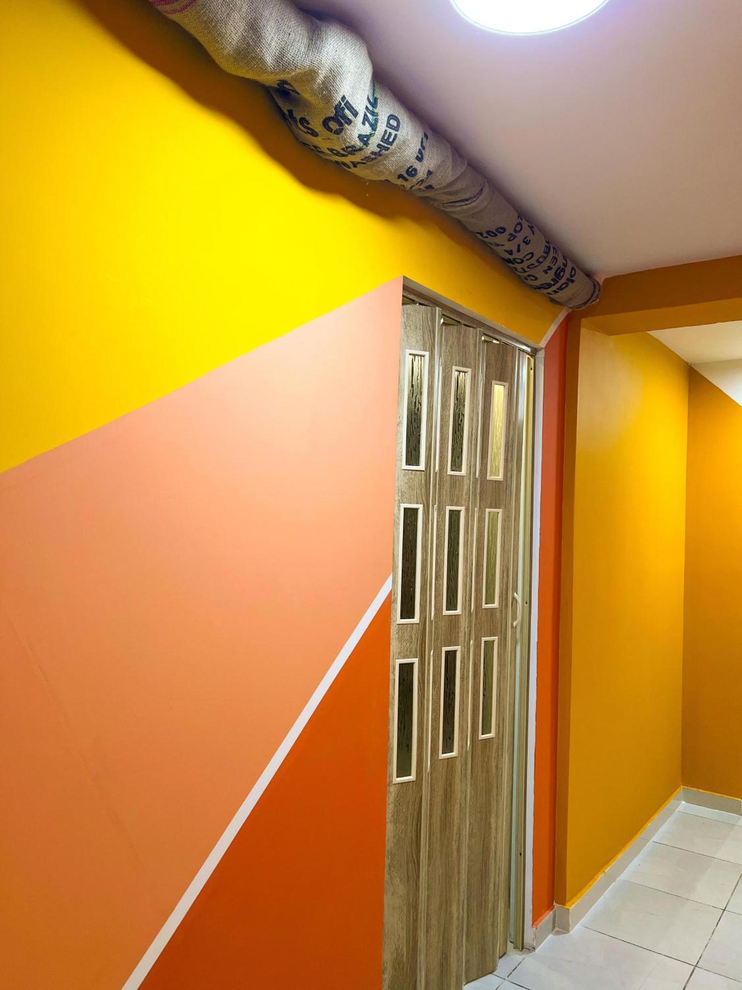 Blue Door Hostel Тирана Екстер'єр фото