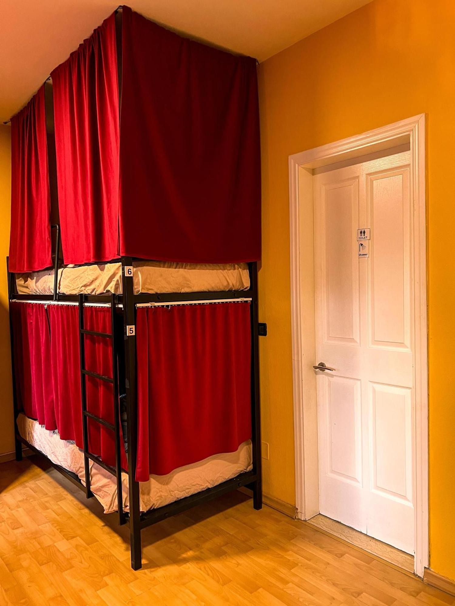 Blue Door Hostel Тирана Екстер'єр фото
