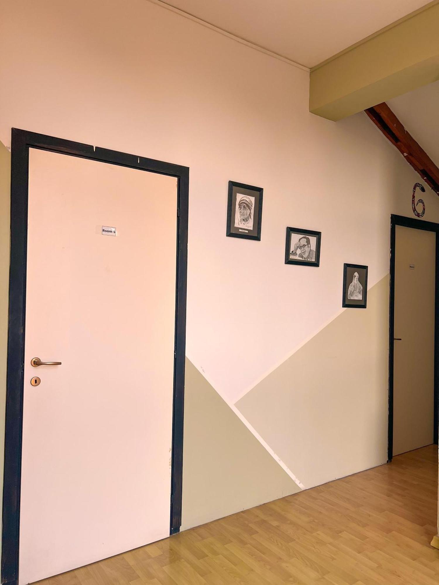 Blue Door Hostel Тирана Екстер'єр фото
