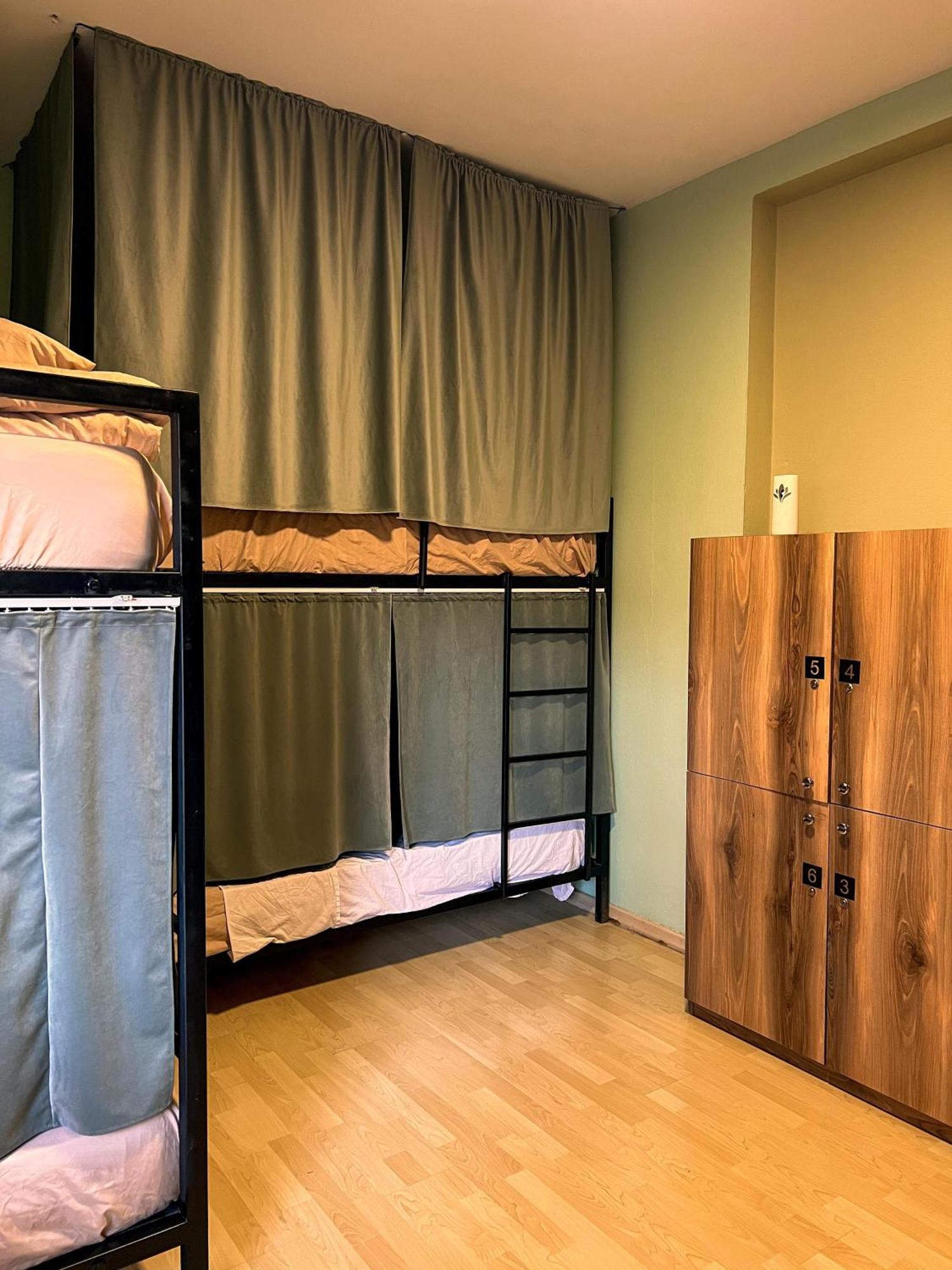 Blue Door Hostel Тирана Екстер'єр фото