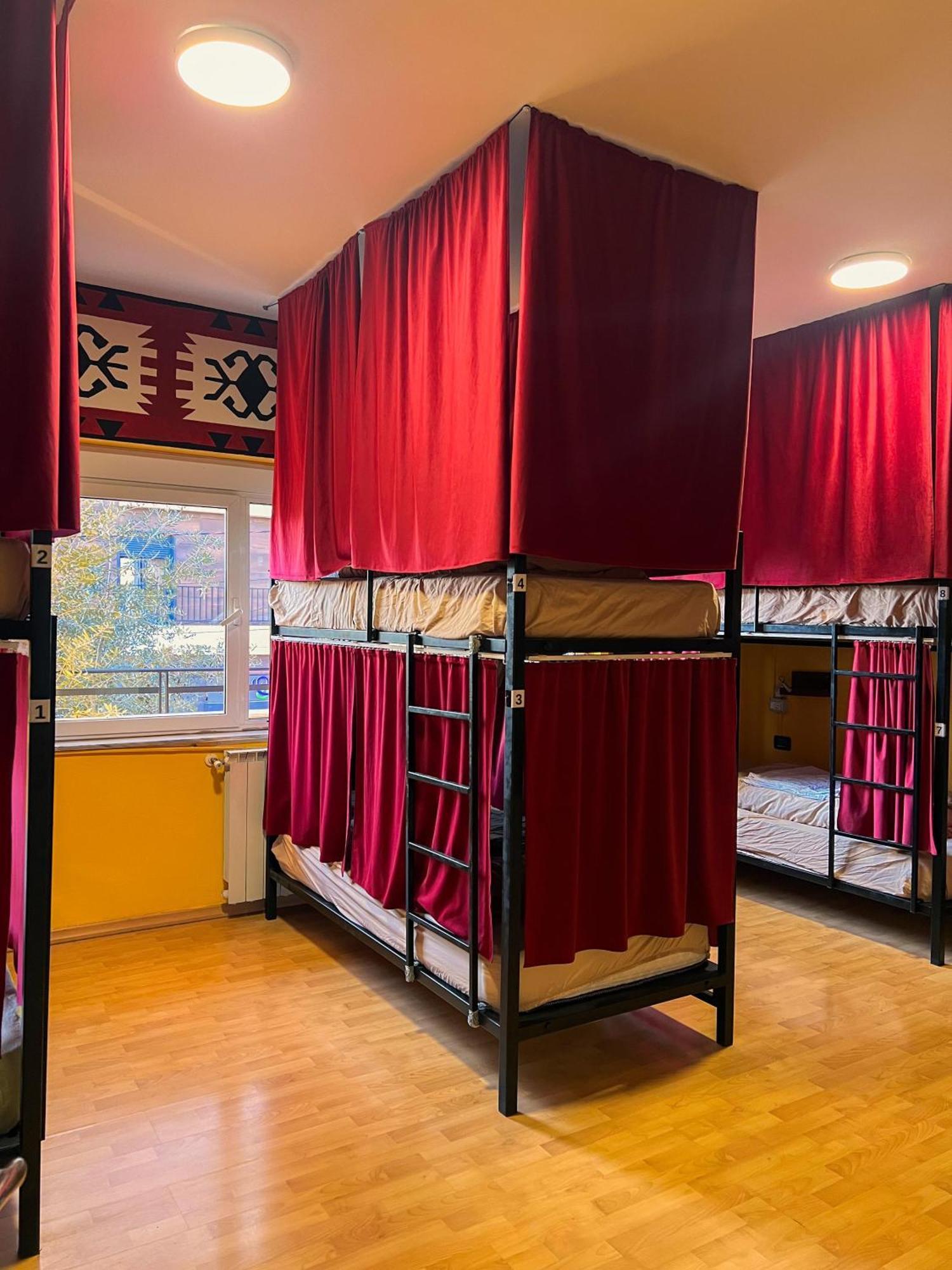 Blue Door Hostel Тирана Екстер'єр фото