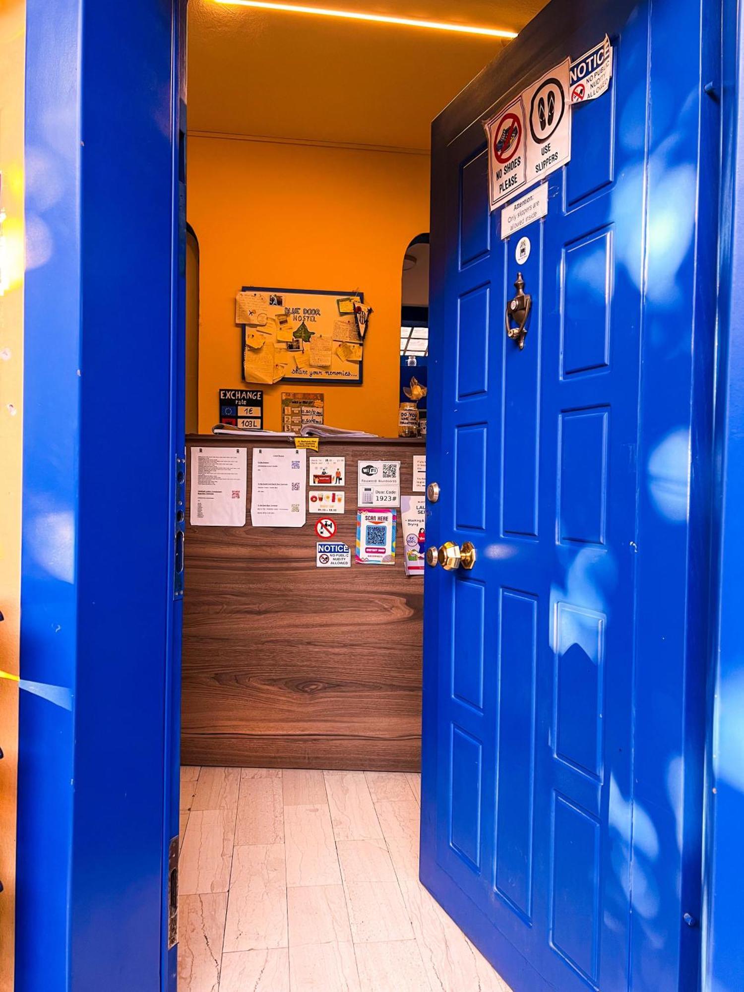 Blue Door Hostel Тирана Екстер'єр фото