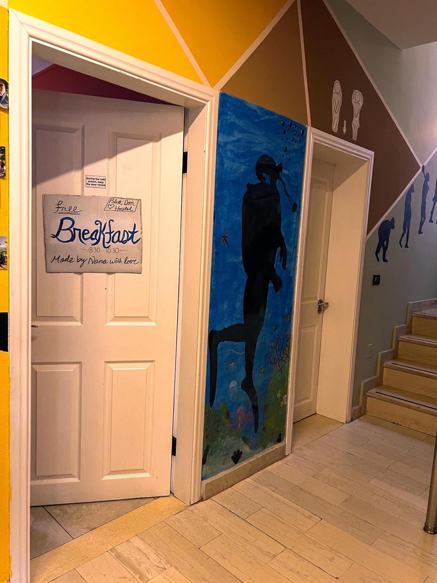 Blue Door Hostel Тирана Екстер'єр фото