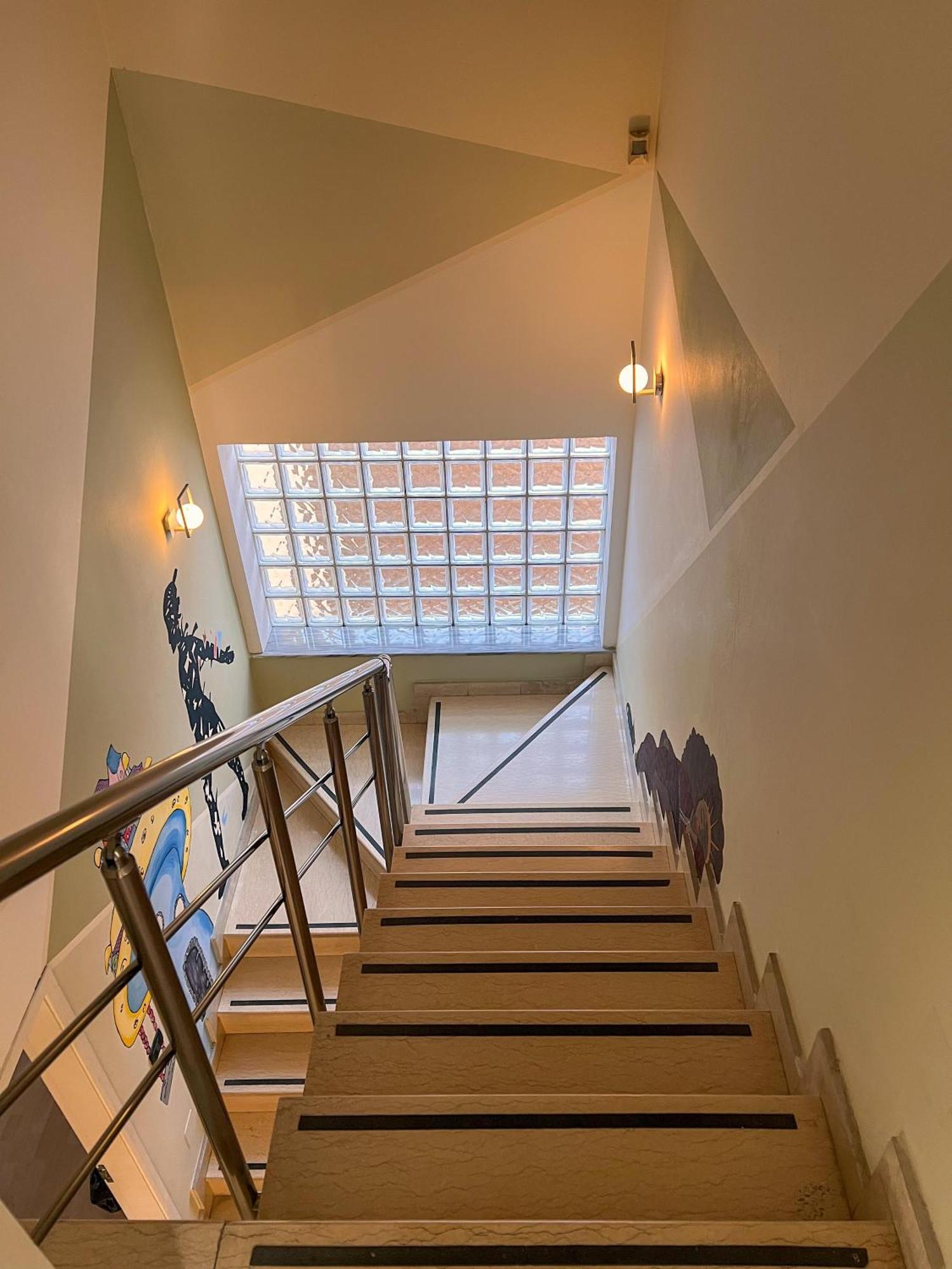 Blue Door Hostel Тирана Екстер'єр фото