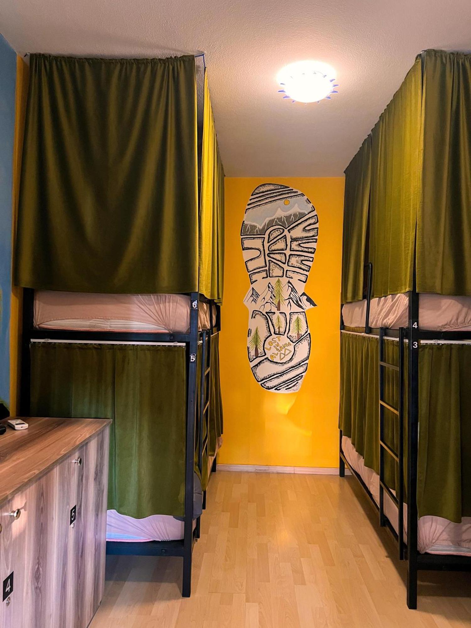 Blue Door Hostel Тирана Екстер'єр фото