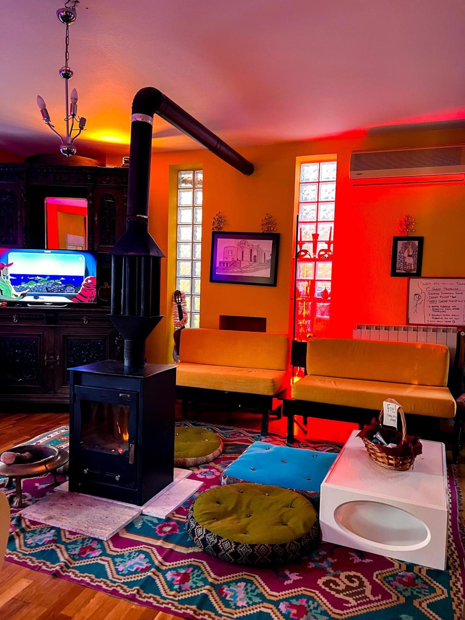 Blue Door Hostel Тирана Екстер'єр фото