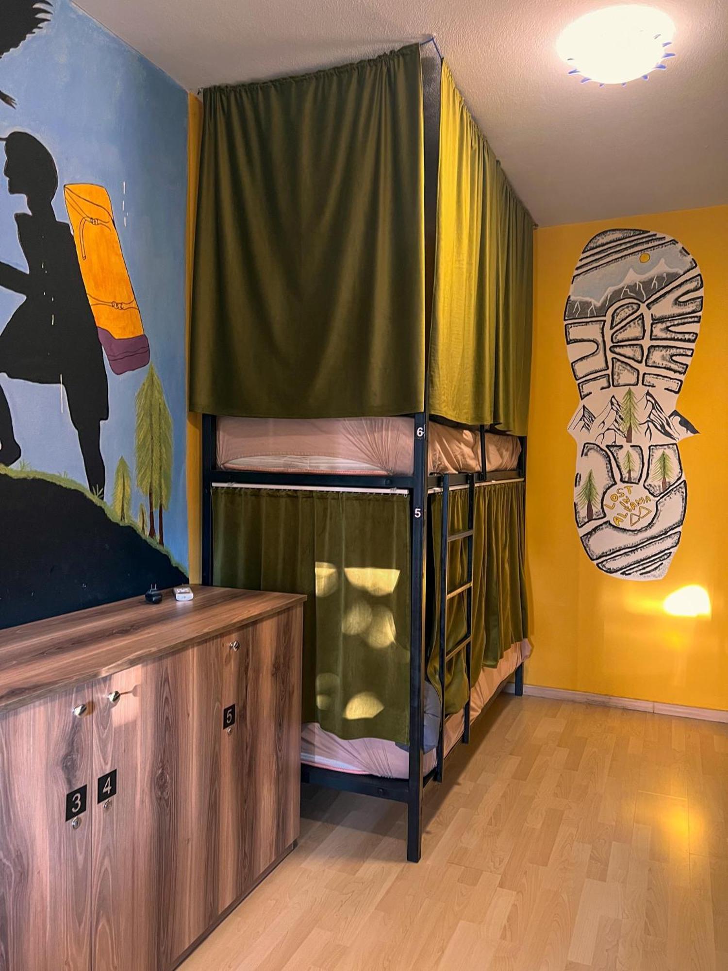 Blue Door Hostel Тирана Екстер'єр фото