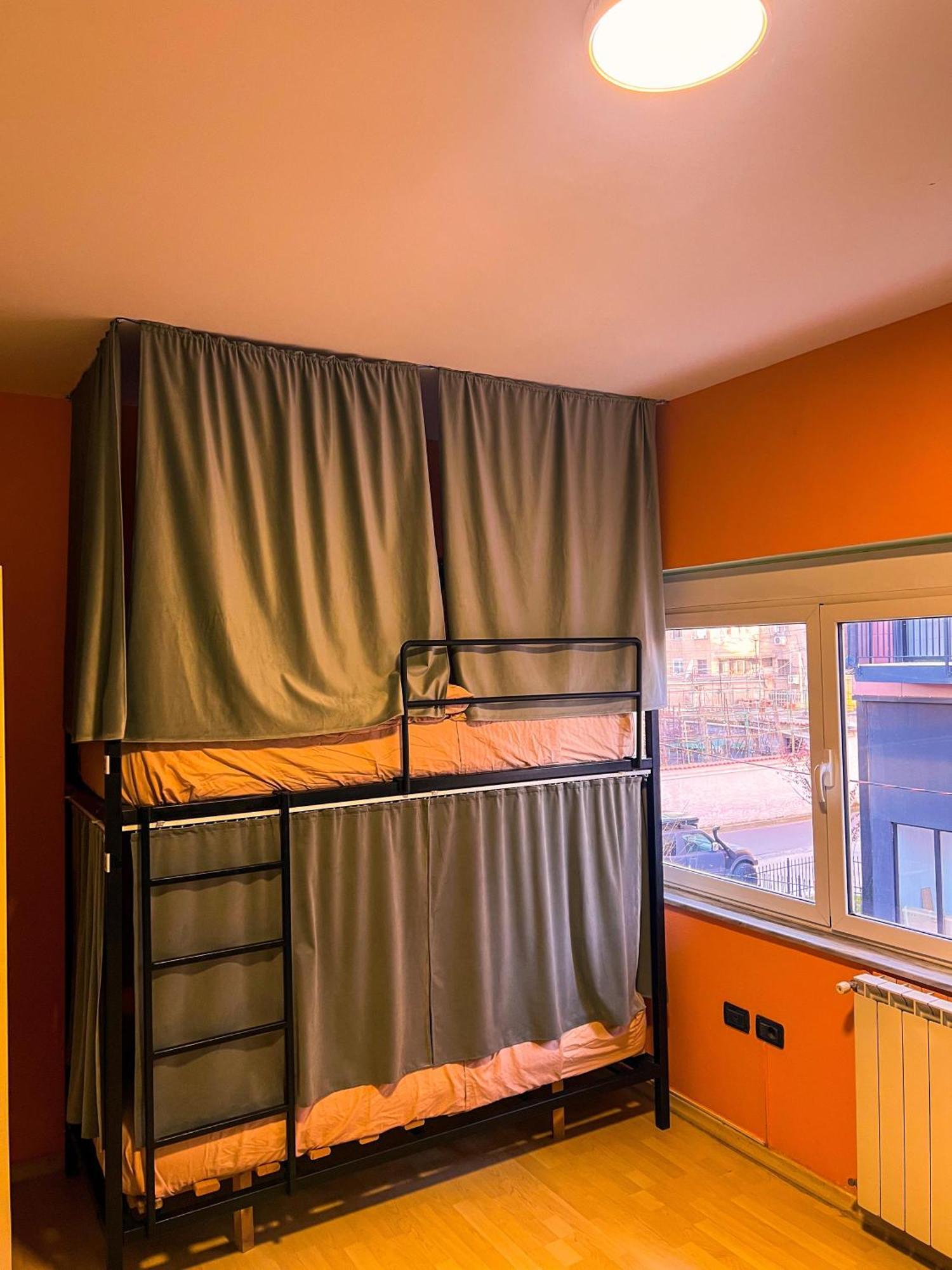 Blue Door Hostel Тирана Екстер'єр фото